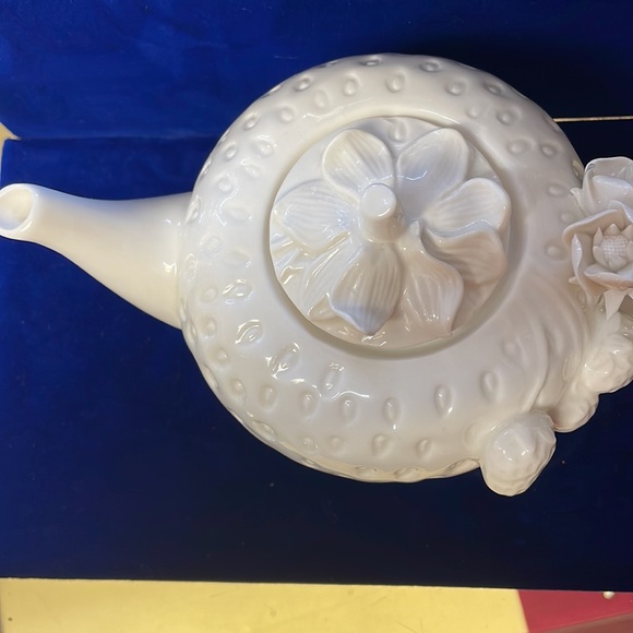 Grace’s Teawear Strawberry Rose Vine Teapot - Picture 2 of 6
